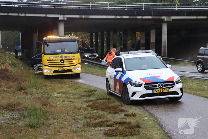 Auto vliegt over vangrail en belandt op kop