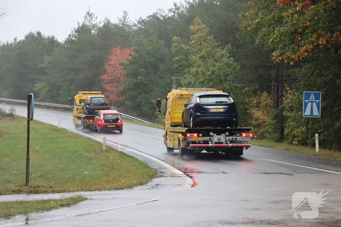 Auto vliegt over vangrail en belandt op kop