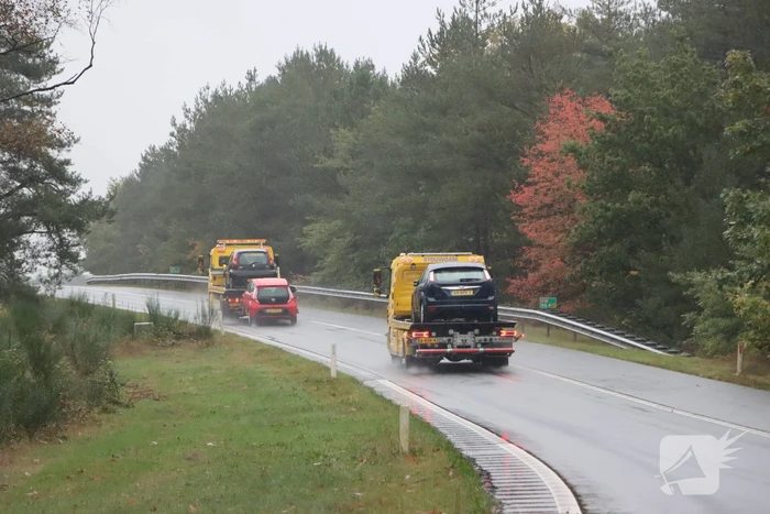 Auto vliegt over vangrail en belandt op kop