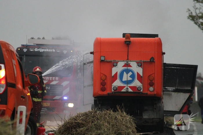 Brandende veegwagen geblust