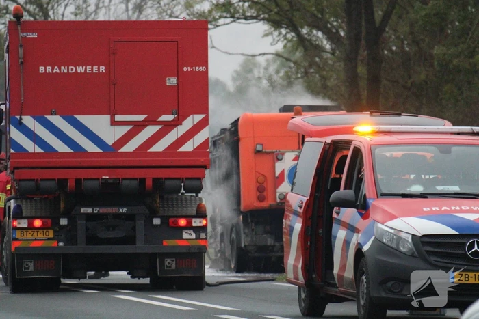 Brandende veegwagen geblust