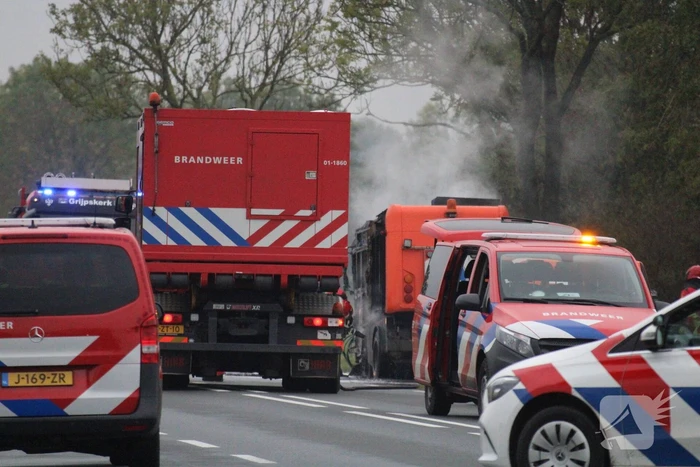 Brandende veegwagen geblust