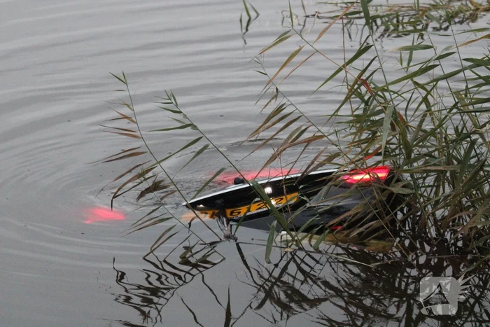 Ravage na botsing op kruising, auto belandt in kanaal