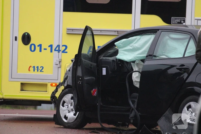 Ravage na botsing op kruising, auto belandt in kanaal