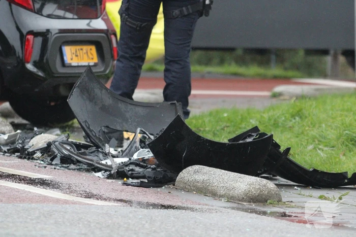 Ravage na botsing op kruising, auto belandt in kanaal