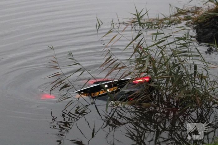 Ravage na botsing op kruising, auto belandt in kanaal
