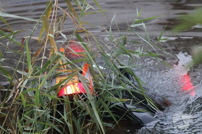 Ravage na botsing op kruising, auto belandt in kanaal