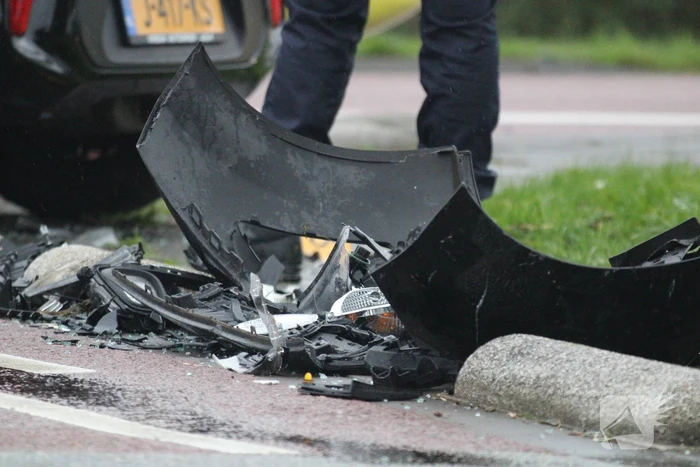 Ravage na botsing op kruising, auto belandt in kanaal