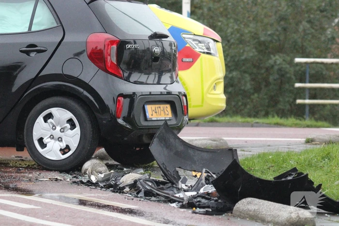 Ravage na botsing op kruising, auto belandt in kanaal