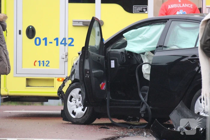Ravage na botsing op kruising, auto belandt in kanaal