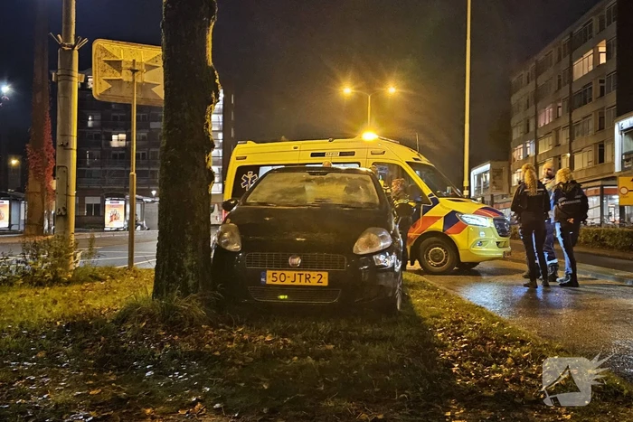 Bestuurder gewond bij botsing tegen boom