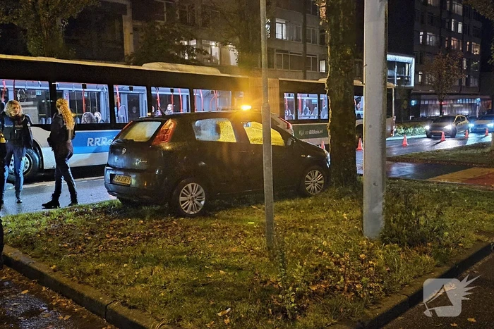 Bestuurder gewond bij botsing tegen boom