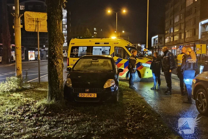 Bestuurder gewond bij botsing tegen boom