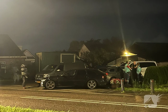 Politie valt woning binnen, verward persoon naar ziekenhuis