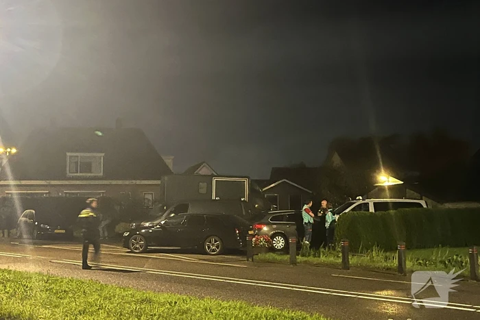 Politie valt woning binnen, verward persoon naar ziekenhuis