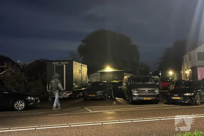 Politie valt woning binnen, verward persoon naar ziekenhuis