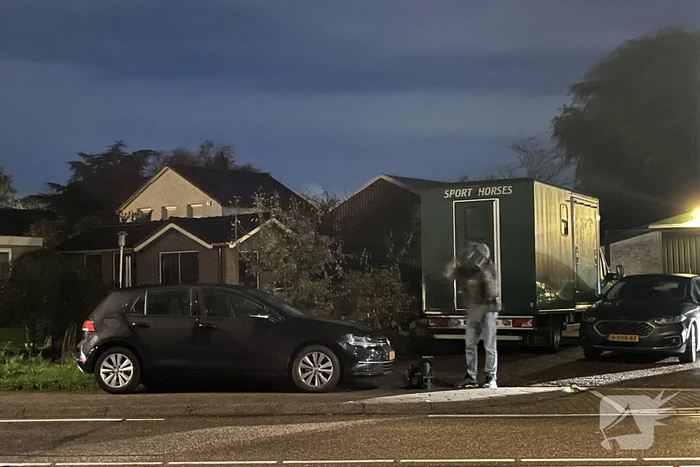 Politie valt woning binnen, verward persoon naar ziekenhuis