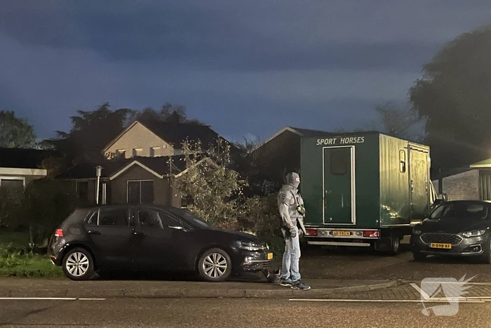 Politie valt woning binnen, verward persoon naar ziekenhuis