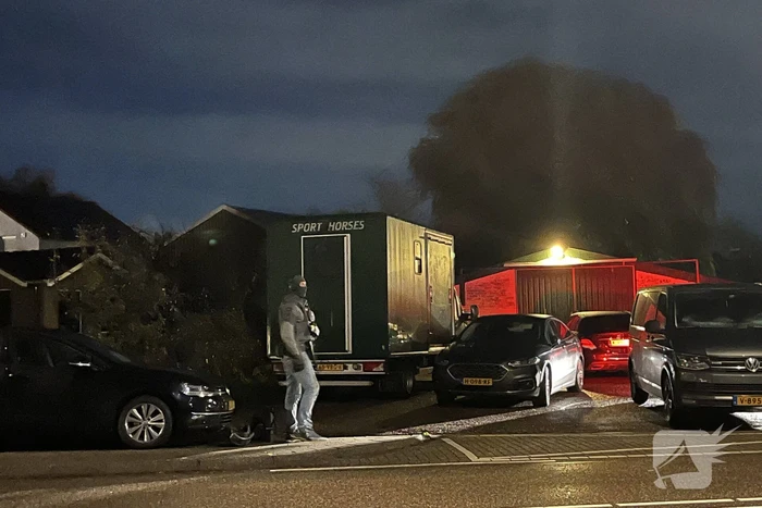 Politie valt woning binnen, verward persoon naar ziekenhuis