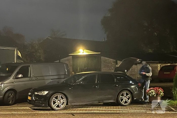 Politie valt woning binnen, verward persoon naar ziekenhuis