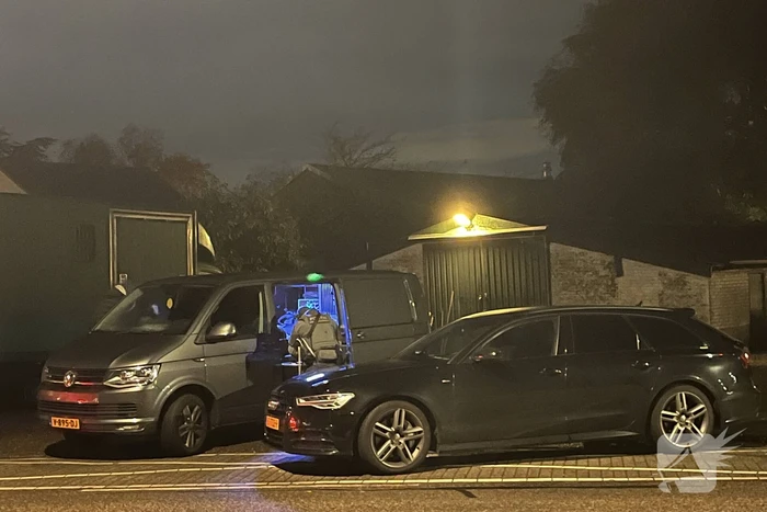 Politie valt woning binnen, verward persoon naar ziekenhuis