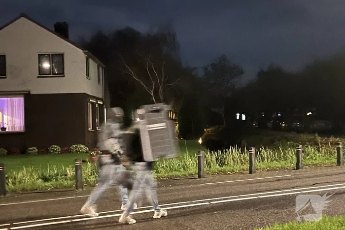 Politie valt woning binnen, verward persoon naar ziekenhuis