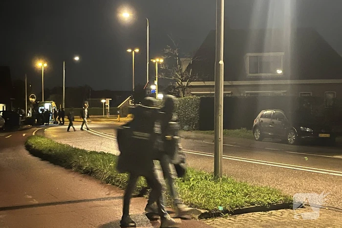Politie valt woning binnen, verward persoon naar ziekenhuis