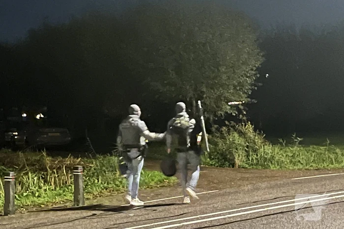 Politie valt woning binnen, verward persoon naar ziekenhuis