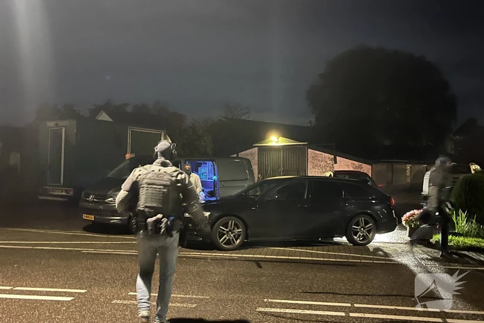 Politie valt woning binnen, verward persoon naar ziekenhuis