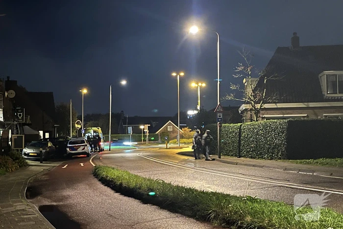 Politie valt woning binnen, verward persoon naar ziekenhuis