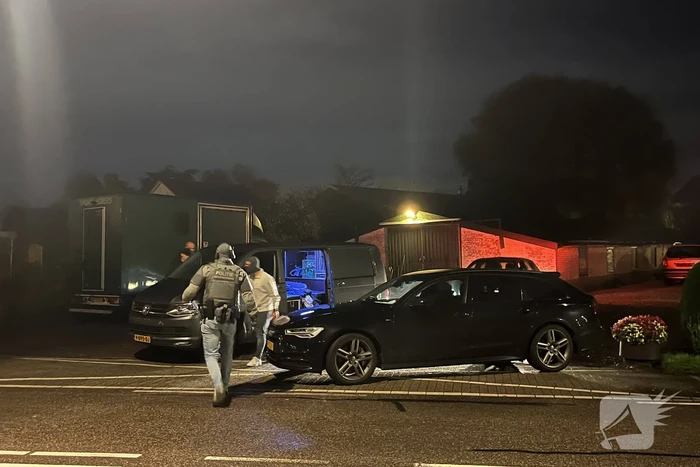 Politie valt woning binnen, verward persoon naar ziekenhuis