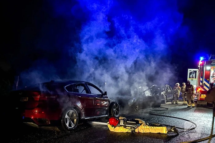 Twee geparkeerde auto's uitgebrand