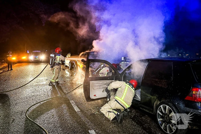 Twee geparkeerde auto's uitgebrand