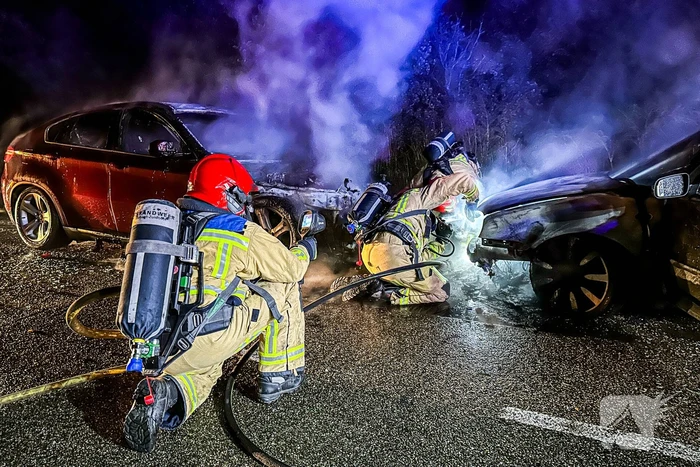 Twee geparkeerde auto's uitgebrand
