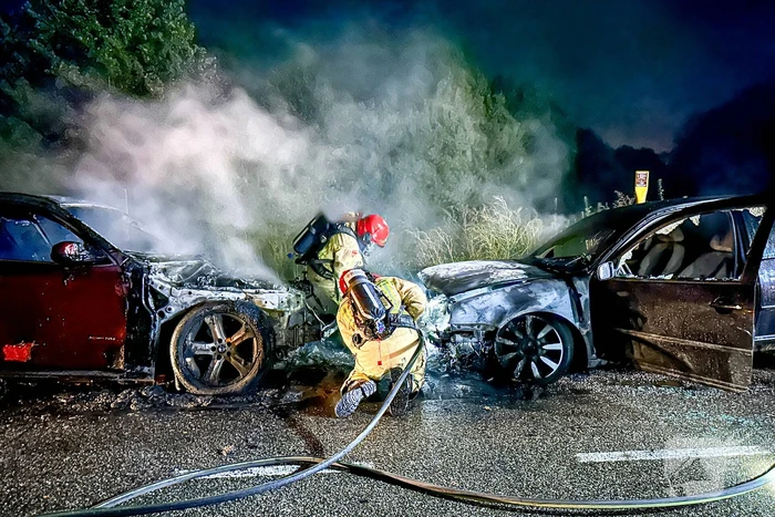 Twee geparkeerde auto's uitgebrand