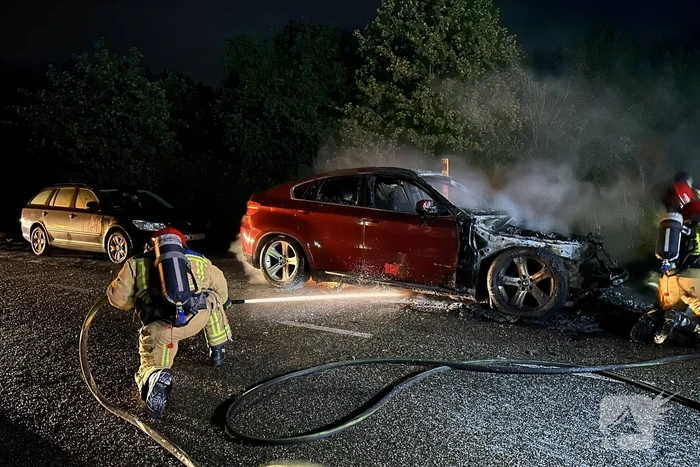 Twee geparkeerde auto's uitgebrand