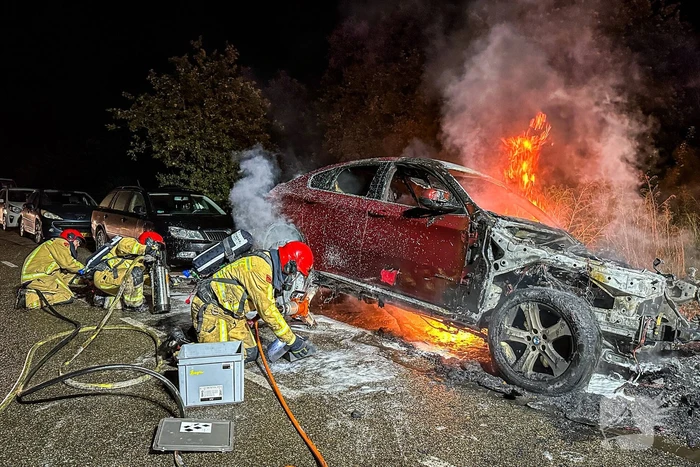 Twee geparkeerde auto's uitgebrand