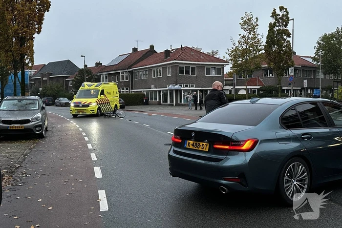 Automobilist rijdt door na botsing met fietser