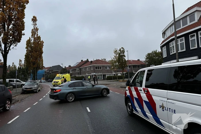 Automobilist rijdt door na botsing met fietser