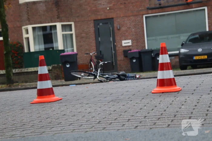 Automobilist rijdt door na botsing met fietser