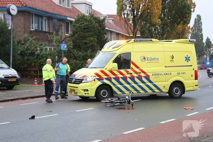 Automobilist rijdt door na botsing met fietser