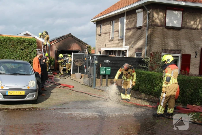 Brand in auto slaat over naar garage