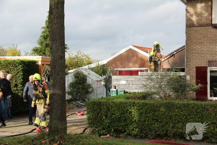 Brand in auto slaat over naar garage