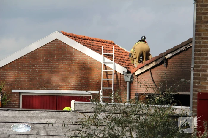 Brand in auto slaat over naar garage