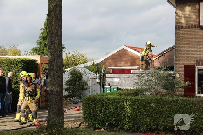 Brand in auto slaat over naar garage