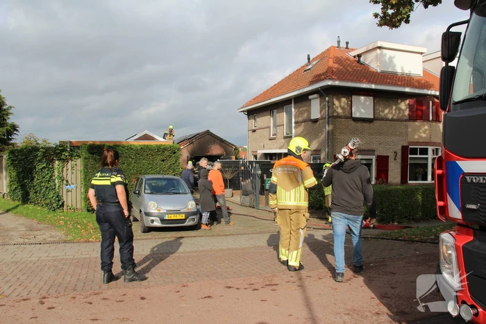 Brand in auto slaat over naar garage