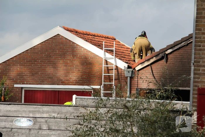 Brand in auto slaat over naar garage