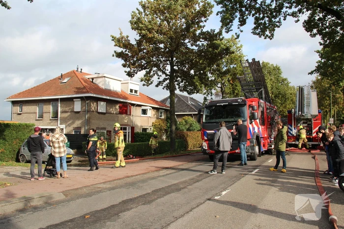 Brand in auto slaat over naar garage