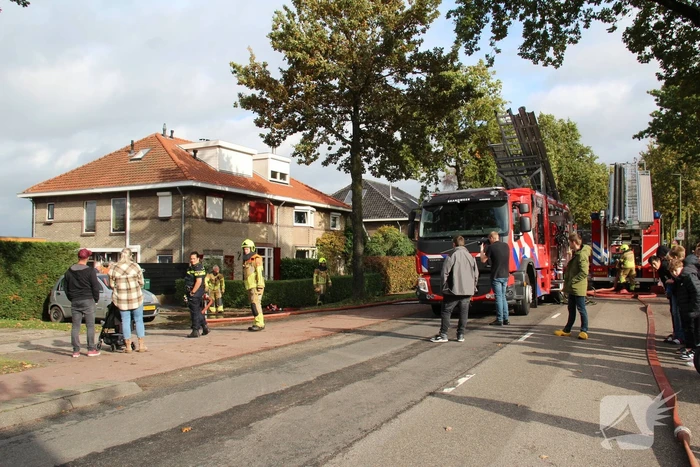 Brand in auto slaat over naar garage