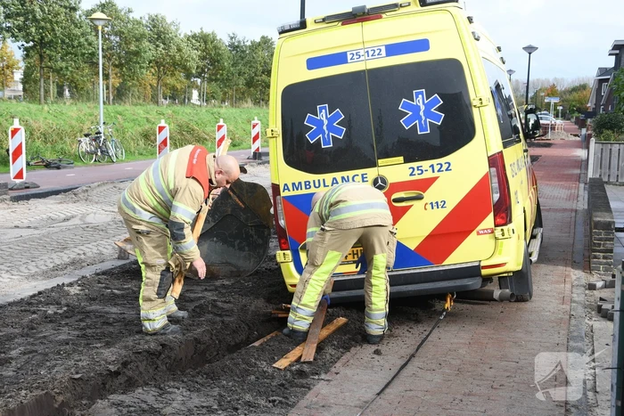 Ambulance met spoed rit rijdt zicht vast